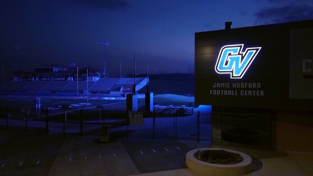 gvsulakers's tweet photo. 𝙇𝙞𝙜𝙝𝙩 𝙄𝙩 𝘽𝙡𝙪𝙚.

To our healthcare workers and others on the frontline, we honor you. It is your efforts that we will be able to come home soon. Anchor Up Always. 

#LightItBlue #AnchorUp https://t.co/Ta95Y4gHml