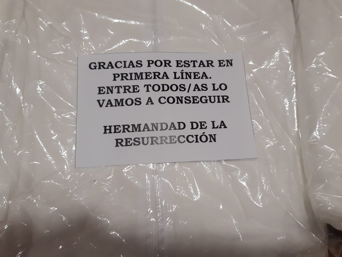 Hdad_Resucitado's tweet photo. Monos desechables completos como material de protección para trabajadores/as con mayor riesgo. Aprovechamos la ocasión para expresaros todo nuestro ánimo y daros las gracias por tanto. GRACIAS DE TODO CORAZÓN. Sensatez y responsabilidad.  #QuédateEnCasa @Badolatosa https://t.co/hDio8uj2B1