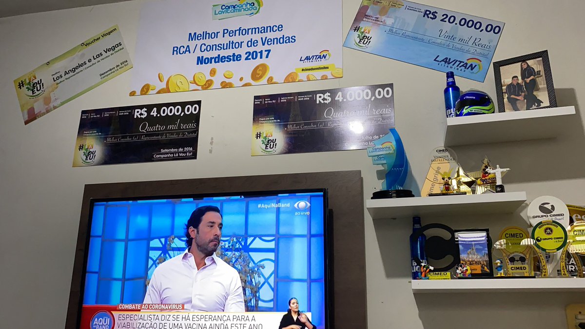 bebeto771's tweet image. João Adibe na band! #AquiNaBand #joaoadibe #cimedremedios #lavitan @aquinaband @joaoadibe