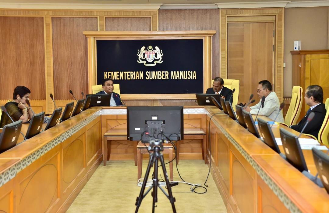 AwangHashim2's tweet photo. Alhamdullilah, saya bersama Menteri Sumber Manusia, YB Datuk Seri M. Saravanan menerima kunjungan Menteri KBS, YB Dato’ Sri Reezal Merican Naina Merican di sini hari ini.

#PerintahKawalanPergerakan
#Covid19 #MOHR 
#Ramadanbulanmulia
#westayatworkforyou 
#youstayathomeforus https://t.co/3Cgl5Rqozz