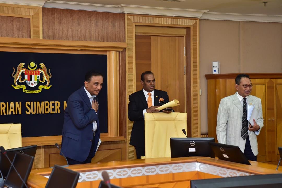AwangHashim2's tweet photo. Alhamdullilah, saya bersama Menteri Sumber Manusia, YB Datuk Seri M. Saravanan menerima kunjungan Menteri KBS, YB Dato’ Sri Reezal Merican Naina Merican di sini hari ini.

#PerintahKawalanPergerakan
#Covid19 #MOHR 
#Ramadanbulanmulia
#westayatworkforyou 
#youstayathomeforus https://t.co/3Cgl5Rqozz