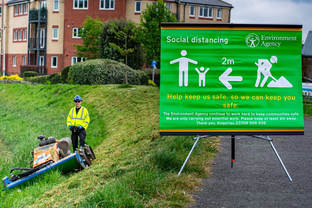 #TeamEA are carrying out essential maintenance on flood schemes  in and around Barnstaple, grass cutting banks, removing debris and inspecting assets. 
Please be aware of our operatives onsite, who are following Gov guidelines and PHE guidance.#StayHomeSaveLives