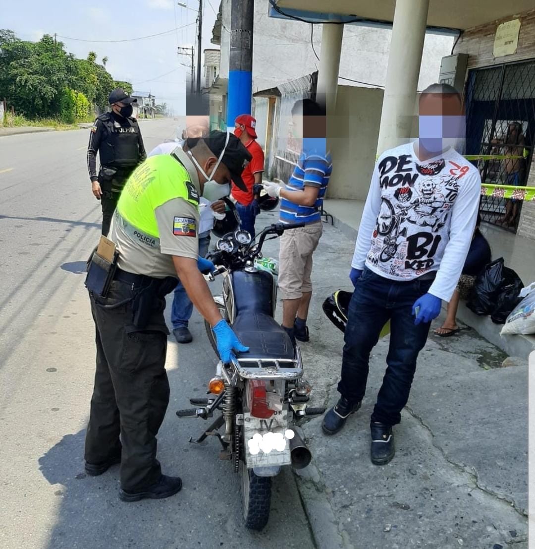 PoliciaEcuador's tweet photo. #Sucumbíos || Controles a la restricción vehicular y peatonal se ha registrado👇🏻
📍27 motos retenidas
📍 1 vehículo retenido y
📍17 personas notificadas por el incumplimiento del #ToqueDeQueda. 

#QuédateEnCasa
#TrabajamosPorTuSeguridad https://t.co/e1Q3E7NUac
