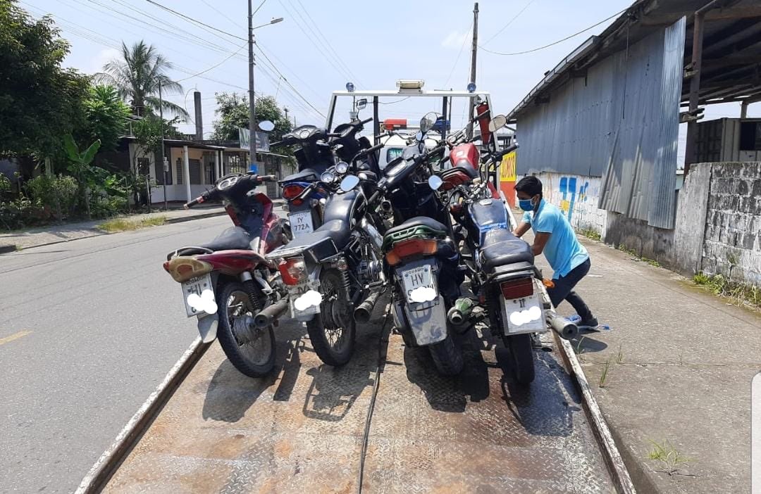 PoliciaEcuador's tweet photo. #Sucumbíos || Controles a la restricción vehicular y peatonal se ha registrado👇🏻
📍27 motos retenidas
📍 1 vehículo retenido y
📍17 personas notificadas por el incumplimiento del #ToqueDeQueda. 

#QuédateEnCasa
#TrabajamosPorTuSeguridad https://t.co/e1Q3E7NUac