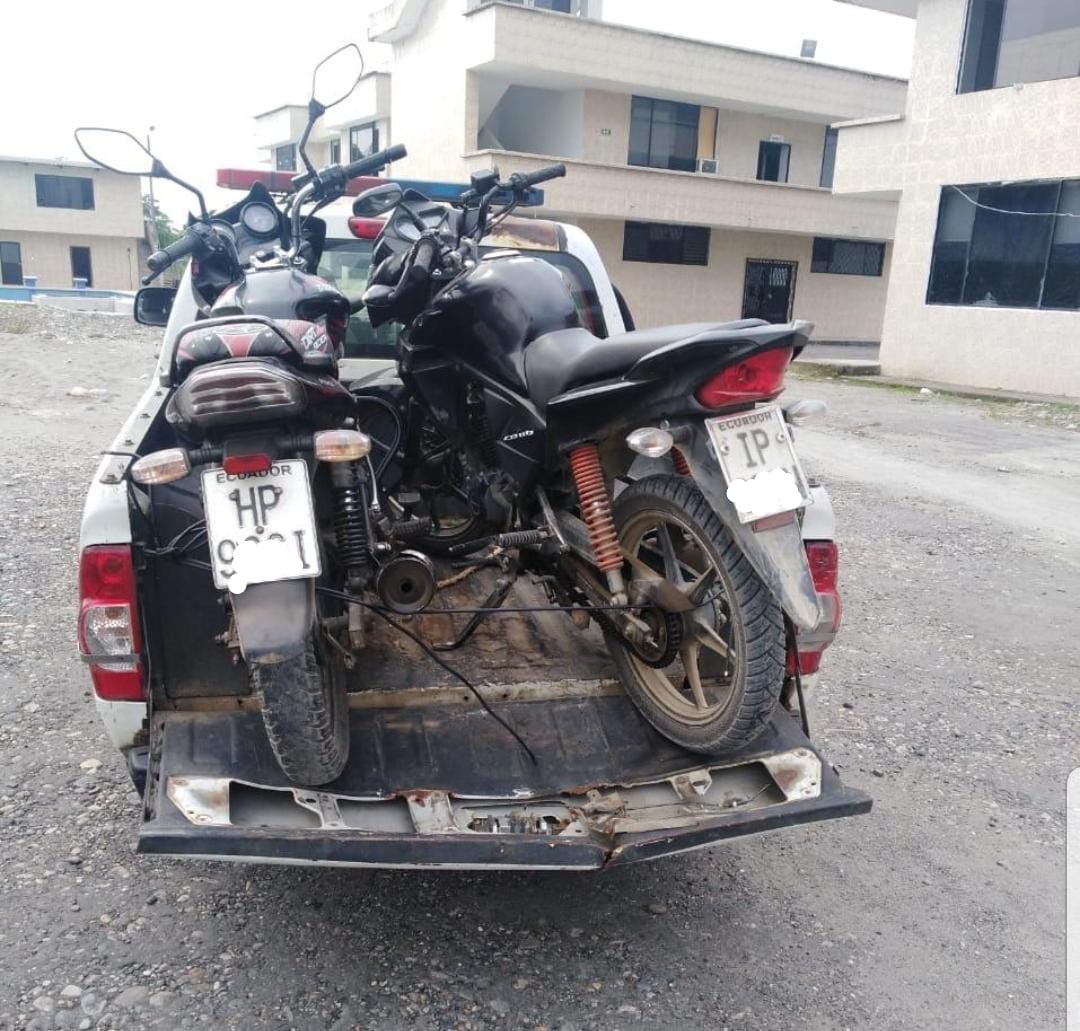 PoliciaEcuador's tweet photo. #Sucumbíos || Controles a la restricción vehicular y peatonal se ha registrado👇🏻
📍27 motos retenidas
📍 1 vehículo retenido y
📍17 personas notificadas por el incumplimiento del #ToqueDeQueda. 

#QuédateEnCasa
#TrabajamosPorTuSeguridad https://t.co/e1Q3E7NUac
