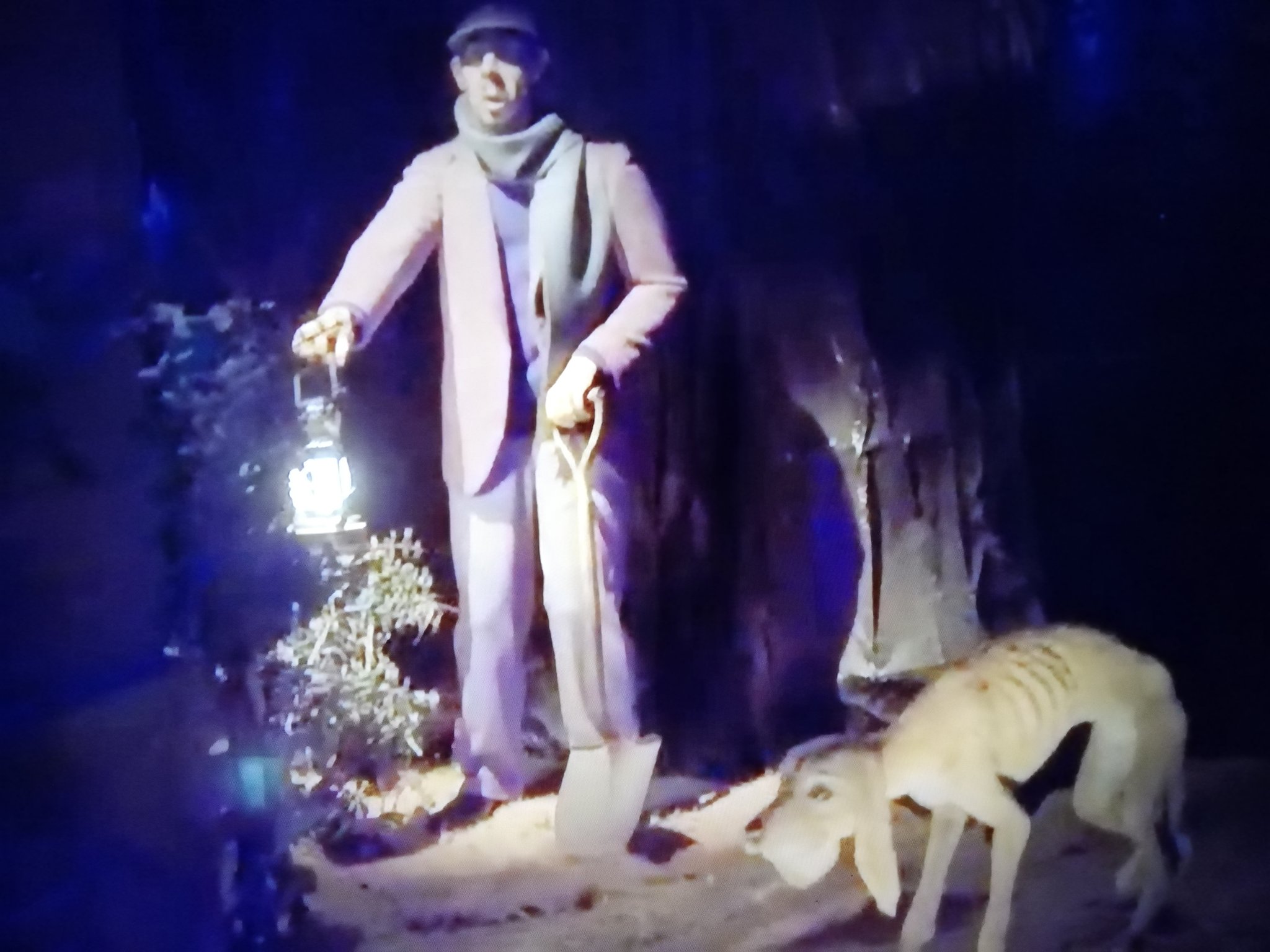 Mickey Mania ホーンテッドマンションで 唯一の生存者 それは墓地の管理人 しかし 出口付近では 亡霊に T Co Xvcophpz Twitter Mickey Mania ホーンテッドマンションで 唯一の生存者 それは墓地の管理人 しかし 出口付近では 亡霊に T Co Xvcophpz Twitter