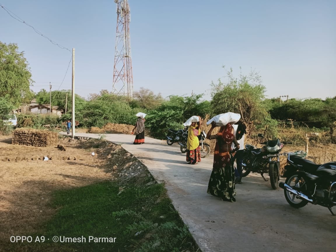 ActionAidIndia's tweet photo. Amid the #COVID crises, daily wagers &amp; their families are finding it difficult to cope with no income. We provided ration kits to 1200 most vulnerable families in Sanand in Ahmedabad, Gujarat, incl. single women &amp; families from nomadic &amp; denotified tribes in order to support them https://t.co/UIerhlHhLI