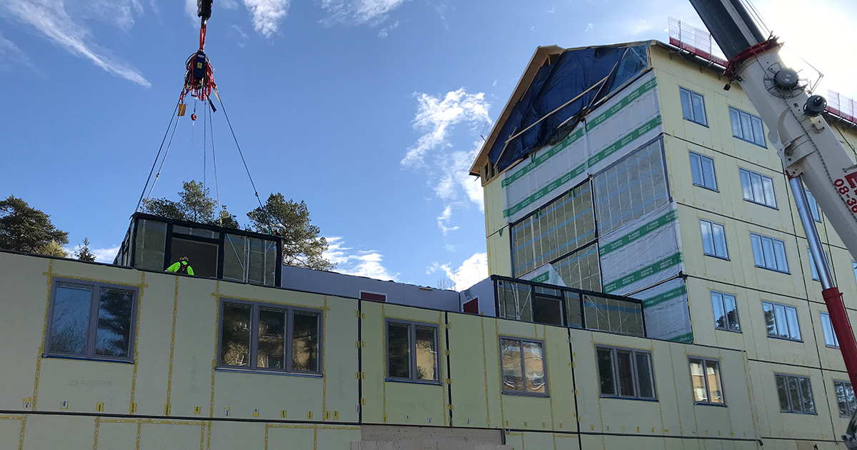 Nu ligger lägenheter i vårt första #Stockholmshus ute hos Bostadsförmedlingen. Vi bygger för fullt och det är så häftigt att se hur snabbt husen i Rågsved tar form. De byggs i fabrik och monteras på plats – här kommer en hall! Effektivt och #hållbart. bit.ly/2VFf5Lq