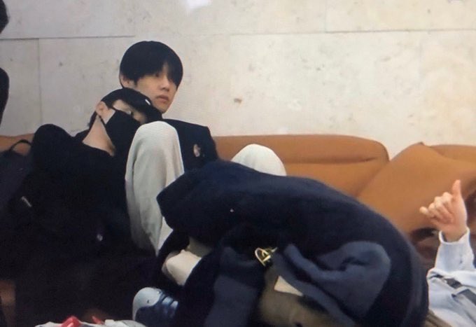 ArmyblinkL1Z's tweet photo. วันนี้มันเป็นวันอะไรของ vmin 
แล้ววันนี้แฮ็ชแท็กสองอันนี้ก็ตามมาติดๆเลย ฉันรักบังทันทุกคนนะ 
บังทันสู้ๆ💜💜💜💜💜💜💜
😥😥😥😥

#RespectBTSV
#savejimin https://t.co/HjSiVVzHsJ