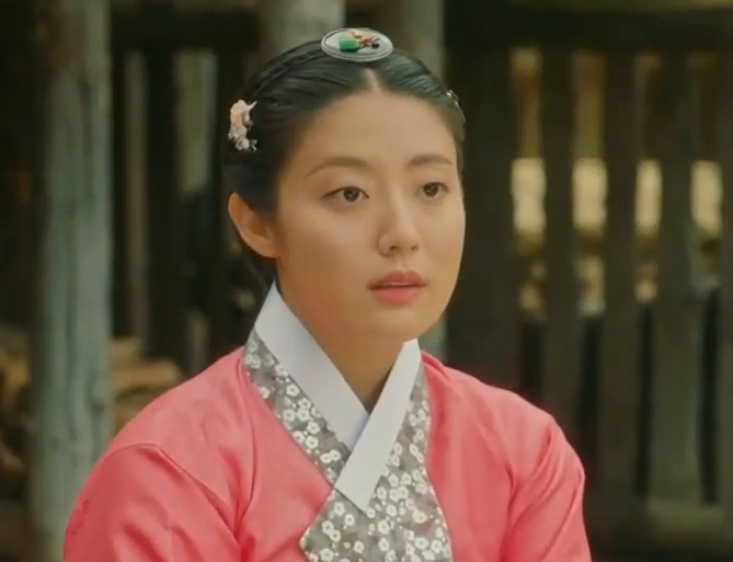 Yiseo was very nervous ahead of the Crown Princess selection process. She talked big to Yul to reassure him, but will she be able to do this well? What happens if she cannot pass this ceremony? Yiseo changed into a graceful hanbok sent by Yul through Eunuch Yang.