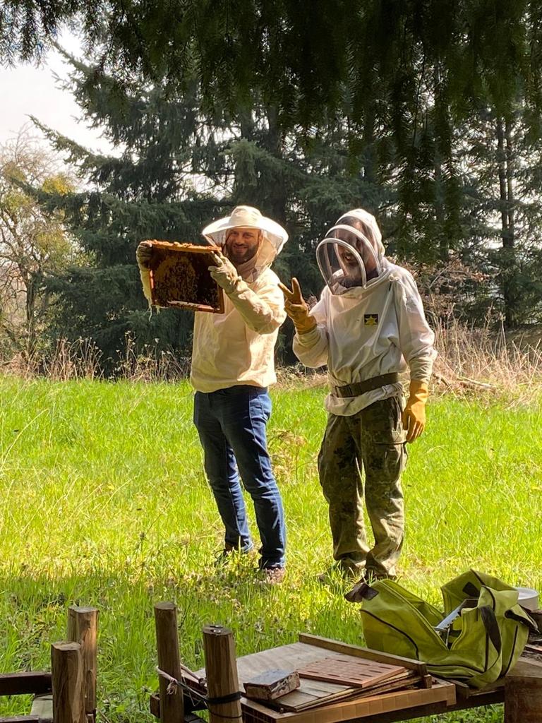EHEApiculture's tweet photo. Quelques nouvelles de nos élèves #apiculteurs de l'@EHEApiculture 
Certains ont pu commencer leur #stage chez différents apiculteurs de #France. D'autres élèves profitent du confinement pour travailler sur #ruchers personnels. 
Les #abeilles travaillent et ne sont pas confinées! https://t.co/Owik90doYK