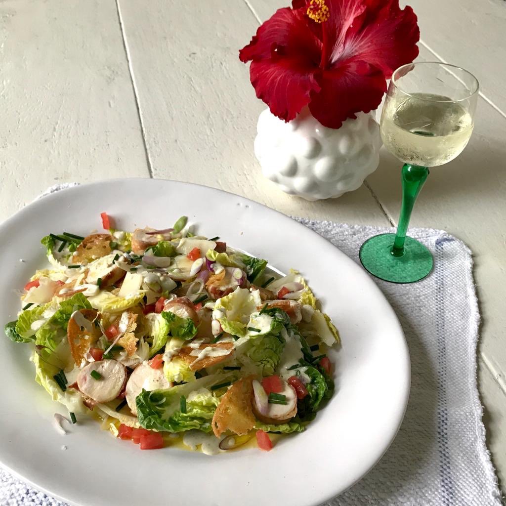 ChefIanBergh's tweet image. #Day32ofLockdown: Chicken Caesar salad with pancetta, baby gem hearts, crouton, parmesan, anchovy, tomato and spring onion 

Paired with @degrendelwines #SauvignonBlanc 

#SAWineLockdown #StayHome