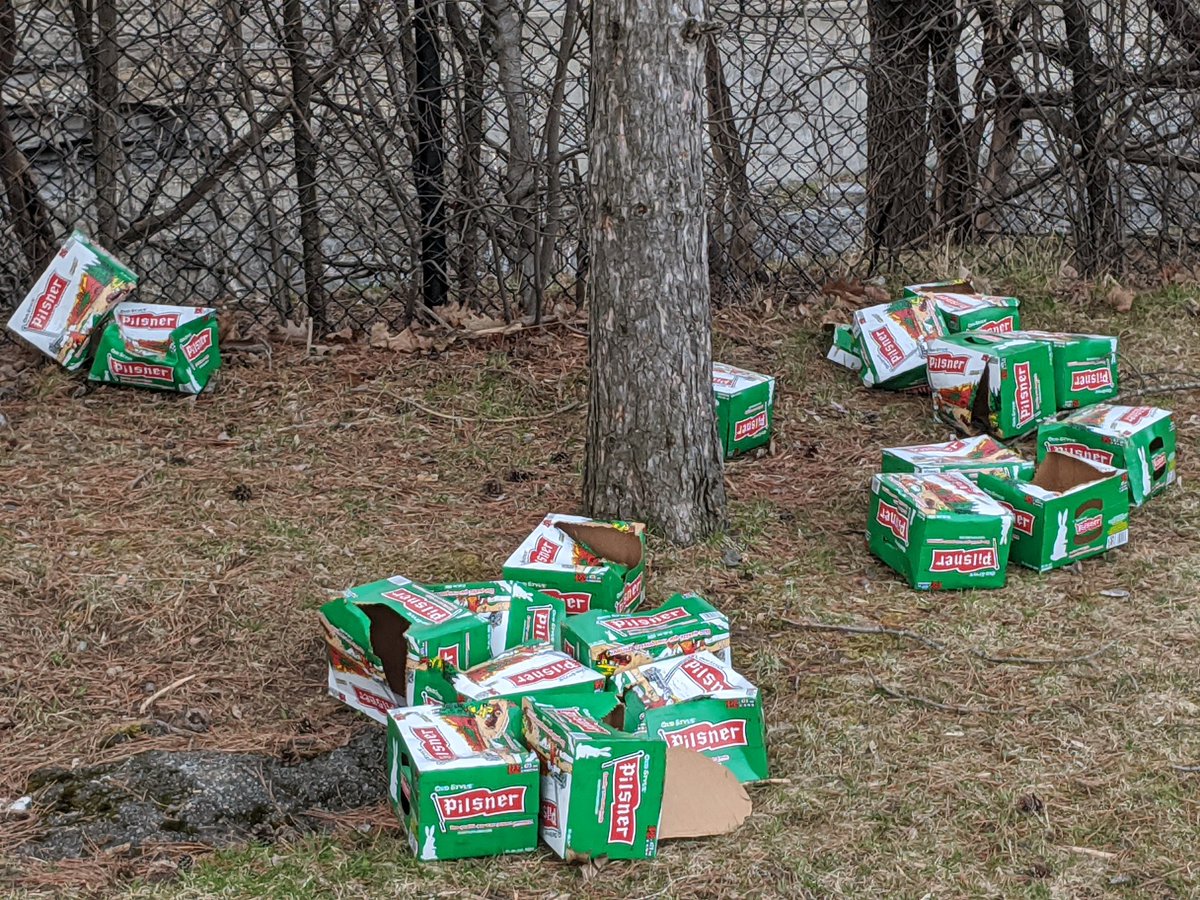 I heard that there were a lot of people walking and biking at Tunney's Pasture this past weekend. Looks like there was some drinking happening as well. Empty boxes spotted this morning in south-west corner. @JLeiper
