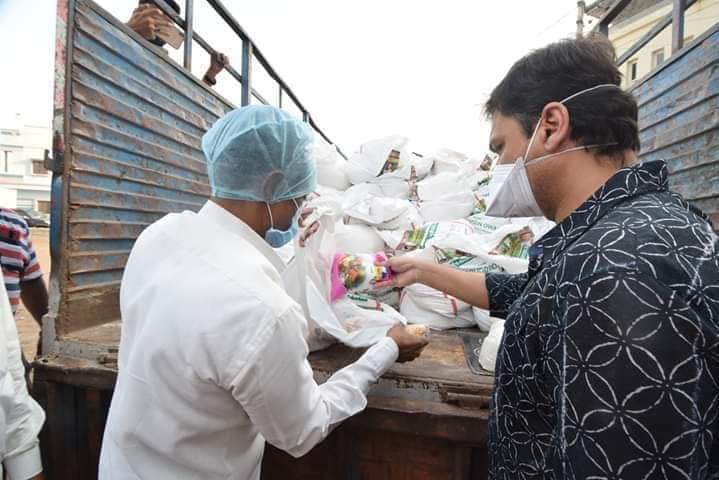 #AIMIM Floor Leader Janab @iamakbarowaisi sahab  On His Continuous Commitment To Serve Needy People, Handed Over 4000 #COVID19 Relief Ration Kits & 3000 Meals Packets Today In #Chandrayangutta Constituency.