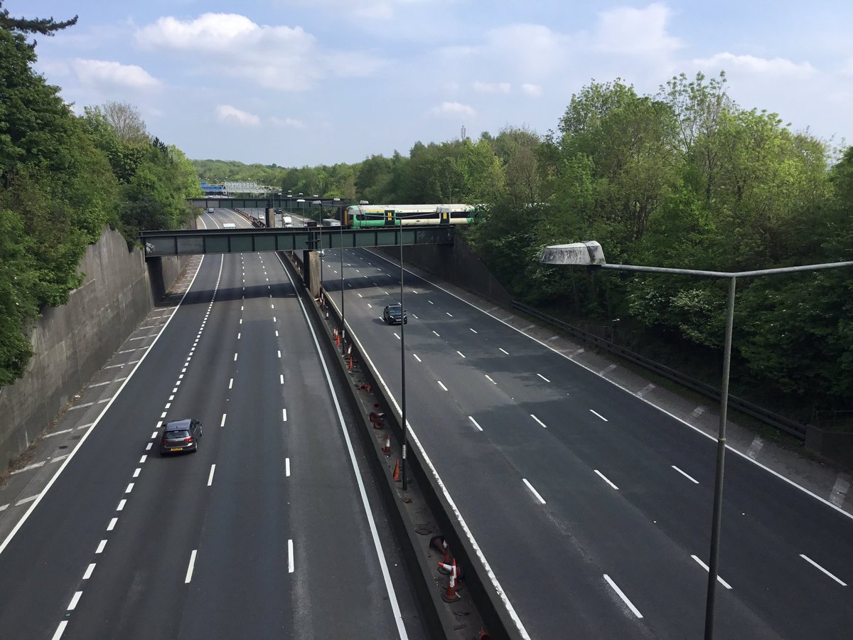CicelyTmd's tweet photo. Daily exercise at Reigate-Godstone M25/A23 overpass
#AOONB #SurreyHills @SouthernRailUK @TLRailUK https://t.co/UftFRFnf2h