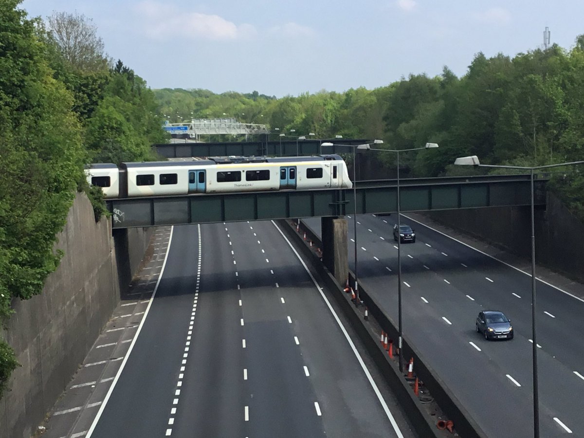 CicelyTmd's tweet photo. Daily exercise at Reigate-Godstone M25/A23 overpass
#AOONB #SurreyHills @SouthernRailUK @TLRailUK https://t.co/UftFRFnf2h