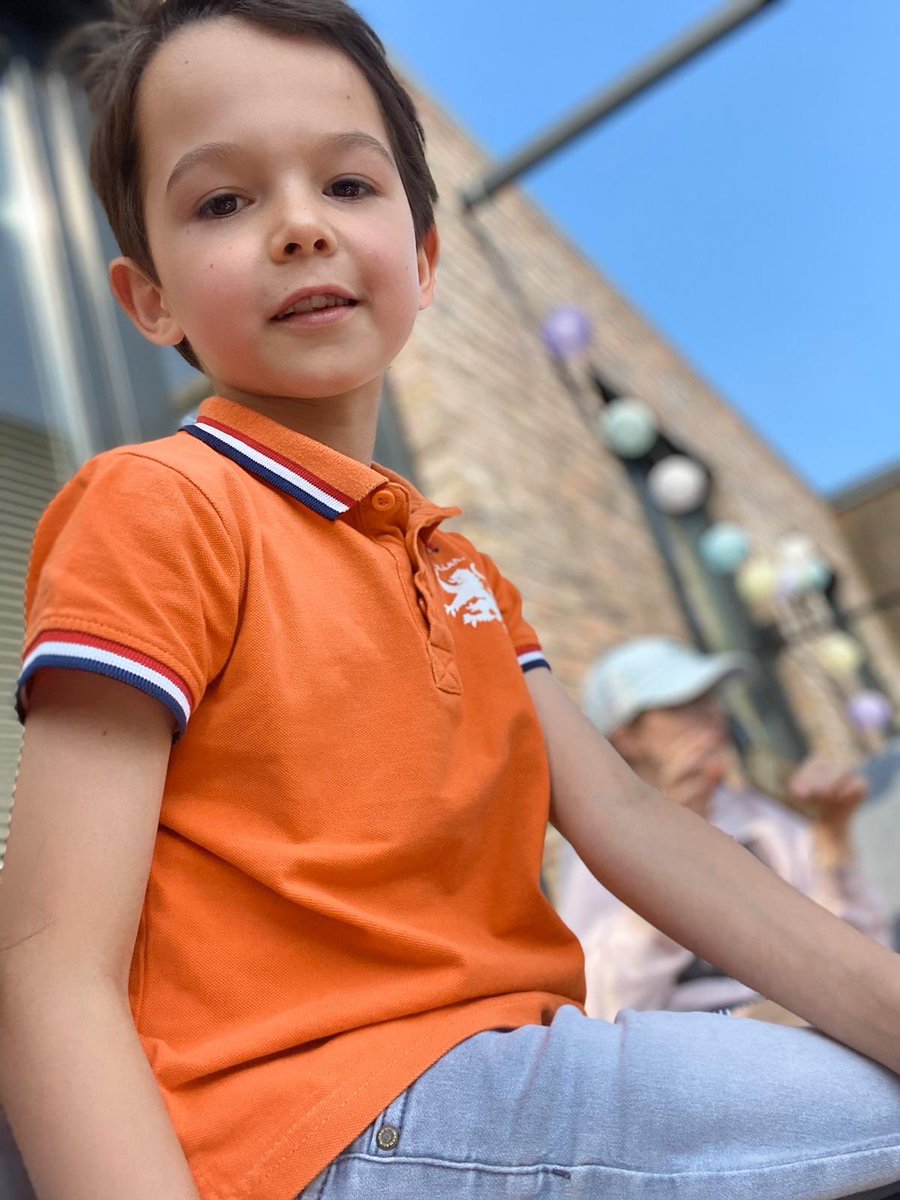 erikderidder's tweet photo. Een relaxte #Koningsdag met een kleine mamibo cq #NationaleToost op het balkon. Op de koning, op het leven, op elkaar π₯ https://t.co/GZV9s01oRh