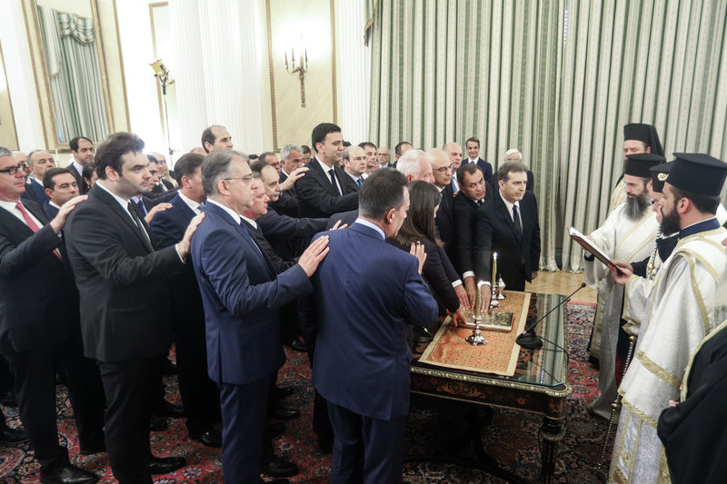 amariwtis's tweet photo. @velopky @ellinikilisi Η φωτογραφία είναι από την ορκωμοσία του Κοινοβουλίου. Πιερρακάκης, Χρυσοχοΐδης, Μενδώνη: δεν είναι βουλευτές. https://t.co/rzjLXQg76D