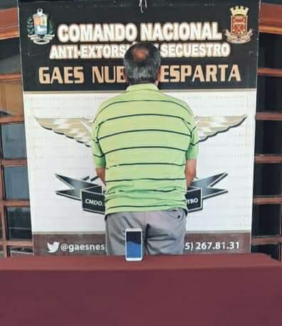 noeliaizarza's tweet photo. Nueva Esparta #Venezuela 🇻🇪 
Profesor tratado como un delincuente. 

Su arma: el teléfono.

Su delito: el hambre y la inconformidad.

#PatriaProtegida https://t.co/AuHK6k5iut