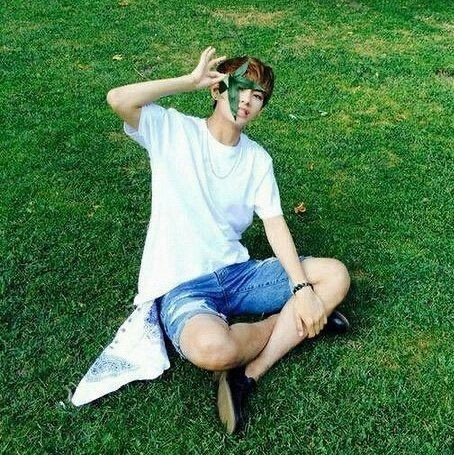 taehyung rarely seen in shorts — a most needed thread