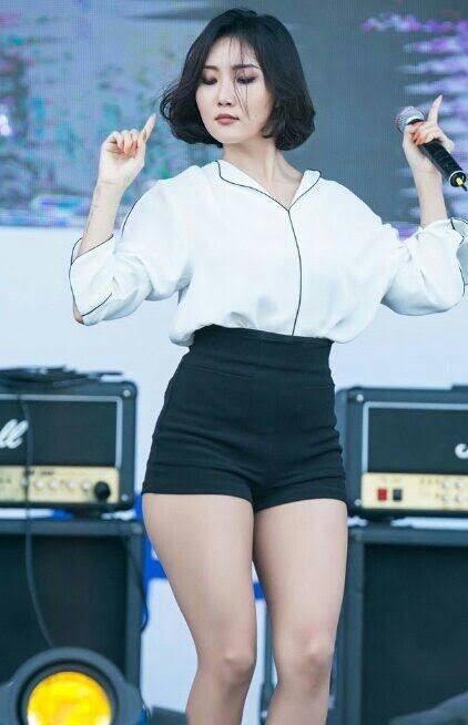 HWASA- kween of stage presence. PERIODT.- v o c a l s- dance skillz- rap 