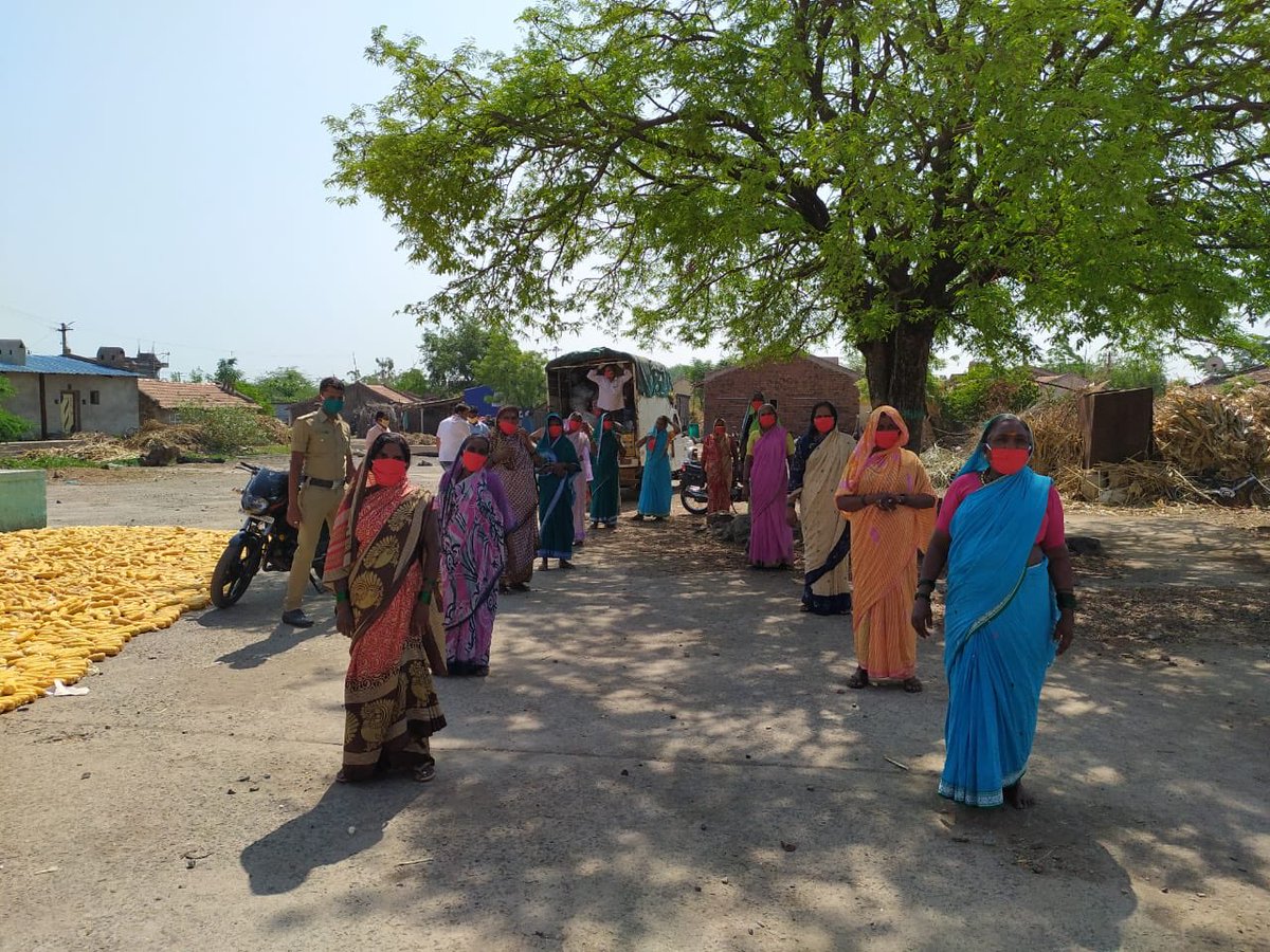 ActionAidIndia's tweet photo. As we fight #COVID,given the necessary lockdown, informal workers have lost their sources of income.
W/support from @GiveIndia &amp; @Helo_IN, we reached out w/ration &amp; sanitation kits to 1814 families dependent on informal economy in Belagavi &amp; Mysore, Karnataka
#MainBhiCOVIDWarrior https://t.co/jaCTVMA04Z