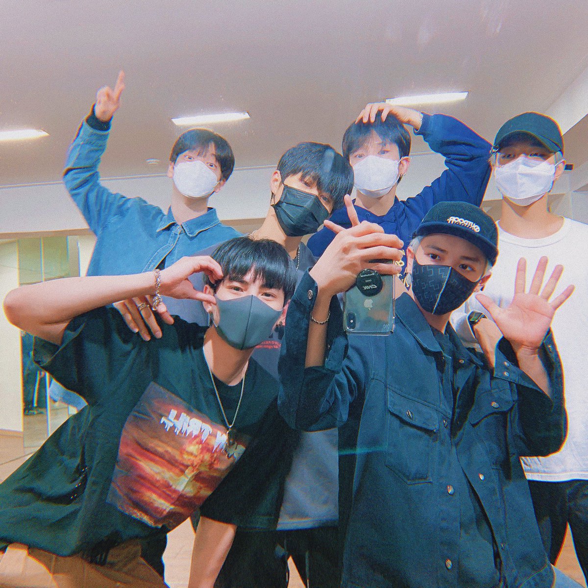 Official_SKYE_'s tweet photo. 짜잔~!
열두시 선물로 인투잇이 찾아왔어요
인투유🎁

ㅤㅤㅤㅤ
#인투잇 
#지안 #연태 #인호 
#현욱 #아이젝 #인표 
#IN2IT
 #Jiahn #Yeontae #Inho 
#Hyunuk #Isaac #Inpyo https://t.co/7zOiKD5FTv