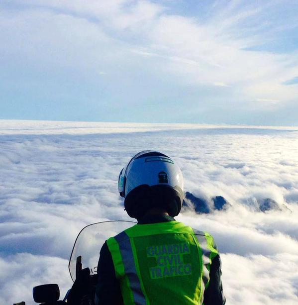 guardiacivil's tweet photo. Nuestro adiós dolorido a José Antonio, Guardia Civil de #Tráfico de Ciudad Rodrigo, que ha fallecido en un accidente en acto de servicio en El Maillo #Salamanca.

Nuestro corazón está junto a sus familiares, amigos y compañeros

Descansa en Paz, Hermano https://t.co/nwwaQuQnqt