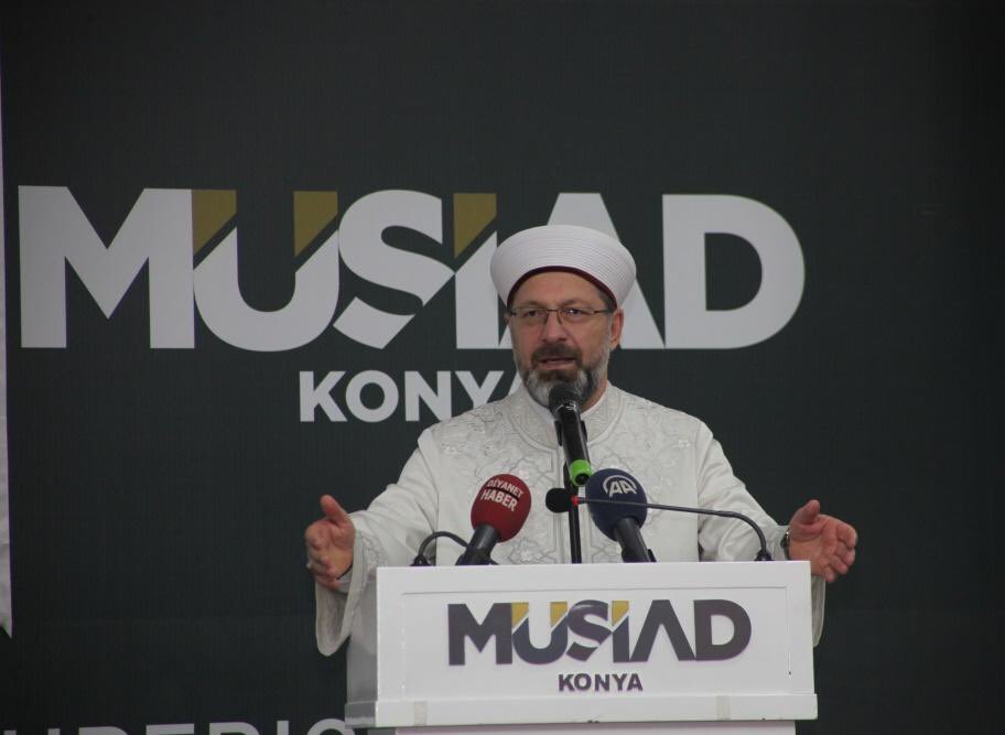 Diyanet İşleri Başkanımız <a href="/DIBAlierbas/">Prof. Dr. Ali Erbaş</a>, yüce kitabımız Kur-an-ı Kerim'de yer alan emir ve yasakları dile getirmiştir. Kur'an-ı Kerim'de yer alan ilahi bir mesajı dile getirmesinden dolayı Sayın Erbaş'ın hedef gösterilmesi  kabul edilemez. #AliErbaşyanlızDeğildir