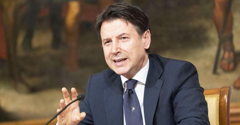 sole24ore's tweet photo. Dopo ore di polemiche sui social arrivano le prime interpretazioni ufficiali: si intendono «#congiunti» anche i #fidanzati stabili https://t.co/UVkgEqgF7C https://t.co/0NQWssfyDS