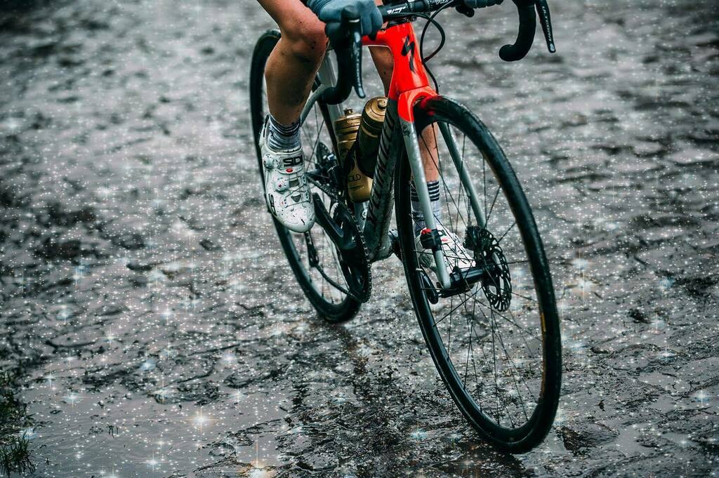 tornanti_cc's tweet photo. Slippery when wet ✨ https://t.co/GYKO5vPNGk https://t.co/whzhZKbhcU
