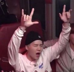 둘 다 28살 오늘 28일 발매 8일 전
둘 다 93년생 시계바늘 9시 30분
28살+28살=56 음원발매일 5월 6일...... 과몰입중