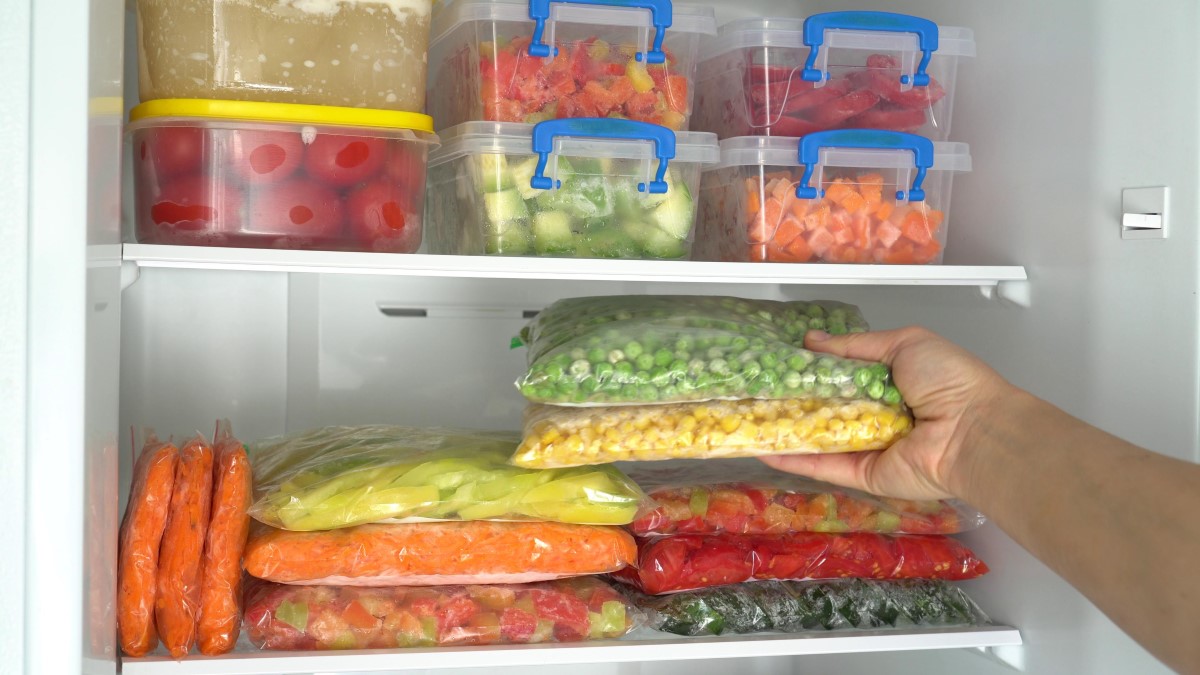 nycHealthy's tweet photo. Freeze your fruits and vegetables to make them last longer and cut down on grocery trips. Use these tips before adding to your freezer: https://t.co/oKtzDukMzn
🍓Freeze grapes and berries right away
🥬Blanch leafy greens and carrots
🍠Cook apples and potatoes before freezing https://t.co/Sr1I9CBuzL