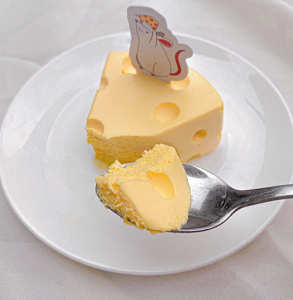 chams_girl's tweet photo. เห็นช่วงนี้เขาฮิตชีสเค้กกันเลยอยากลองบ้าง สรุปอร่อยมากกก เป็นชีสเค้กแบบไม่อบ หวานมันกำลังดี เนื้อเนียน นุ่มมากๆ อันนี้เราซื้อจากร้าน bake a wish ราคาแค่ 50 บาทคือถูกเกินไปแล้ววว https://t.co/WXcHnCcjzI