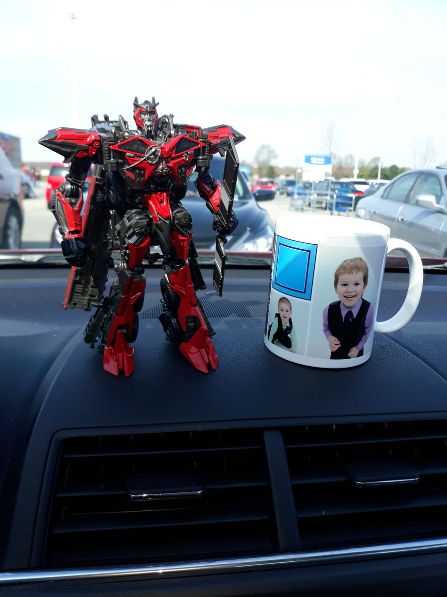 Ironhidensh's tweet image. At least this guy feels nice and solid and worth the price. That&apos;s a rarity these days..... #dashbot #deskbot #robotswithcoffee @RwCJesse @robotswcoffee