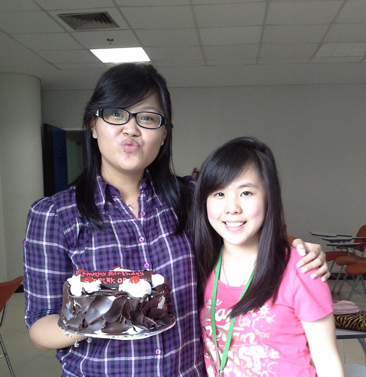 ini waktu ulang taon lo Kez awal2 kuliah, sengaja pake baju ungu yah biar bagus fotonya?! haha 🤣🤗🤗💜💜 walopun deket cm bentar, tapi gw tetep syg lo K. lo orang baik, Tuhan syg bgt sama lo. Till we meet again, my purple  🤗💜