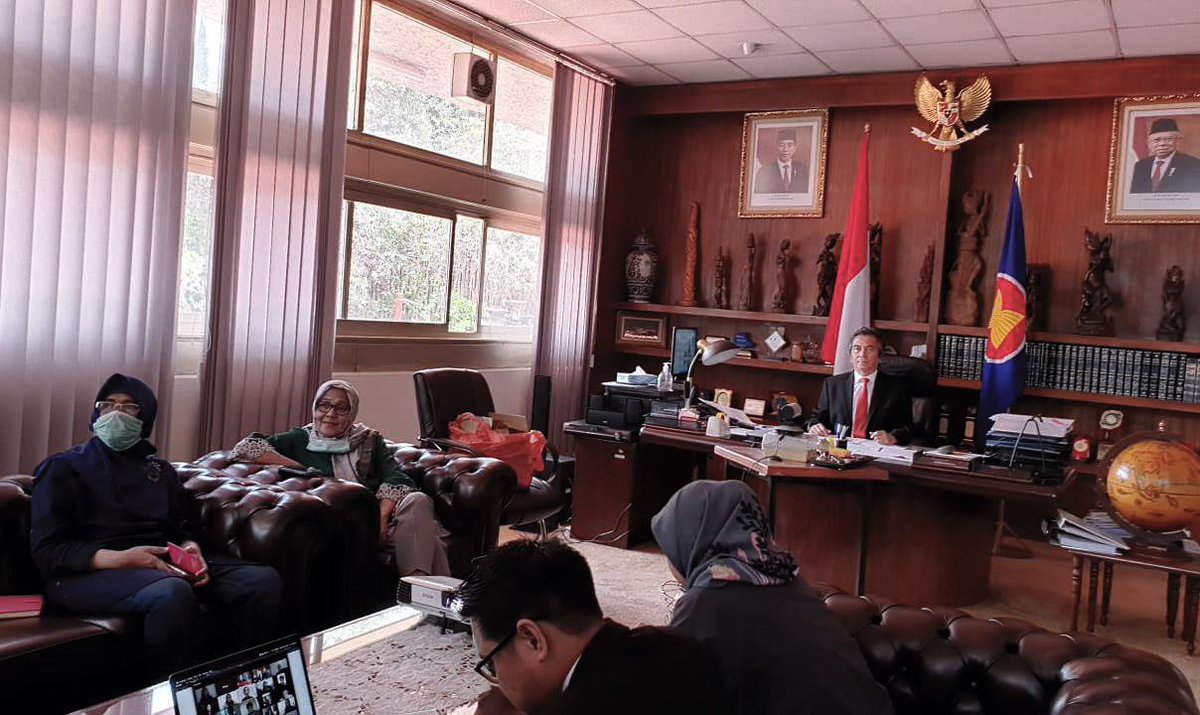 albusyra_basnur's tweet photo. Dokumentasi Foto Webinar LSPR YDC Dengan Duta Besar Al Busyra Basnur.

@lsprjakarta
“Countries response analysis towards Coronavirus”.
.
Date: 27 April 2020
#lsprjakarta
#lspr28th
#lspr2020
#lsprstudentleague
#kabinet2nddegree
#LSPRisEverywhere
#LSPRYDC
#youthdiplomacycommunity https://t.co/IQhWAZ4y2a