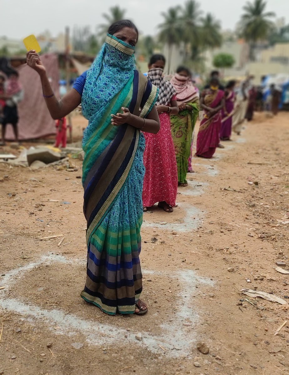 ActionAidIndia's tweet photo. Daily wagers &amp; their families need support to tide over the tough times caused by #COVID outbreak. W/support from @LIC_HFL, we've provided dry ration kits to 550 families in need in Bengaluru &amp; 250 families in Chikkaballapur in Karnataka. Thanks @LIC_HFL for helping us help them. https://t.co/AYaJuDYcf1