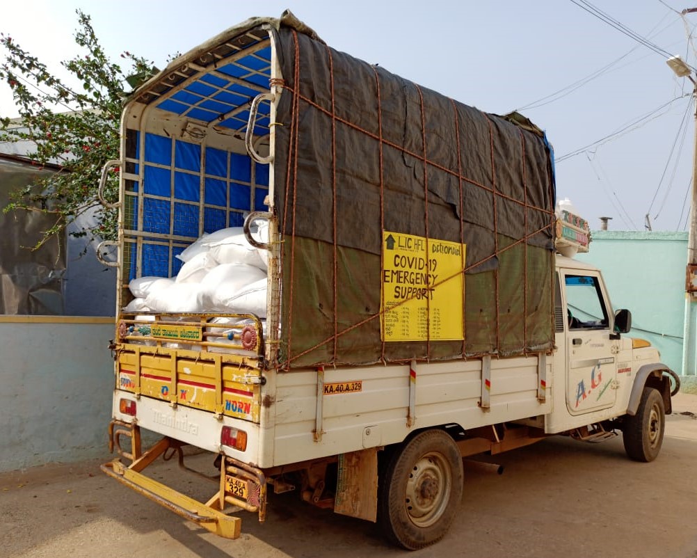 ActionAidIndia's tweet photo. Daily wagers &amp; their families need support to tide over the tough times caused by #COVID outbreak. W/support from @LIC_HFL, we've provided dry ration kits to 550 families in need in Bengaluru &amp; 250 families in Chikkaballapur in Karnataka. Thanks @LIC_HFL for helping us help them. https://t.co/AYaJuDYcf1