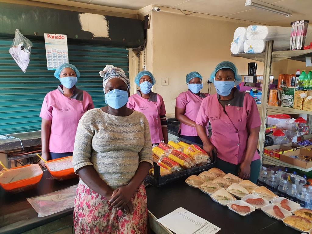 Addressing misconceptions about #COVID19 and empowering non-clinical staff over the passed week at #TintswaloHospital. Thank you to the “Hoedspruit Helping Healthworkers” group for donating such beautiful masks! #Masks4All