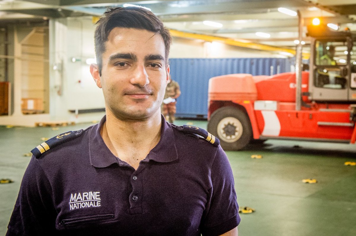 [#Résilience] Rencontre avec l’enseigne de vaisseau Thomas, déployé à bord du PHA Dixmude, actuellement engagé dans l’opération Résilience pour apporter son aide aux populations françaises de la zone Antilles-Guyane. bit.ly/RSL_THOMAS