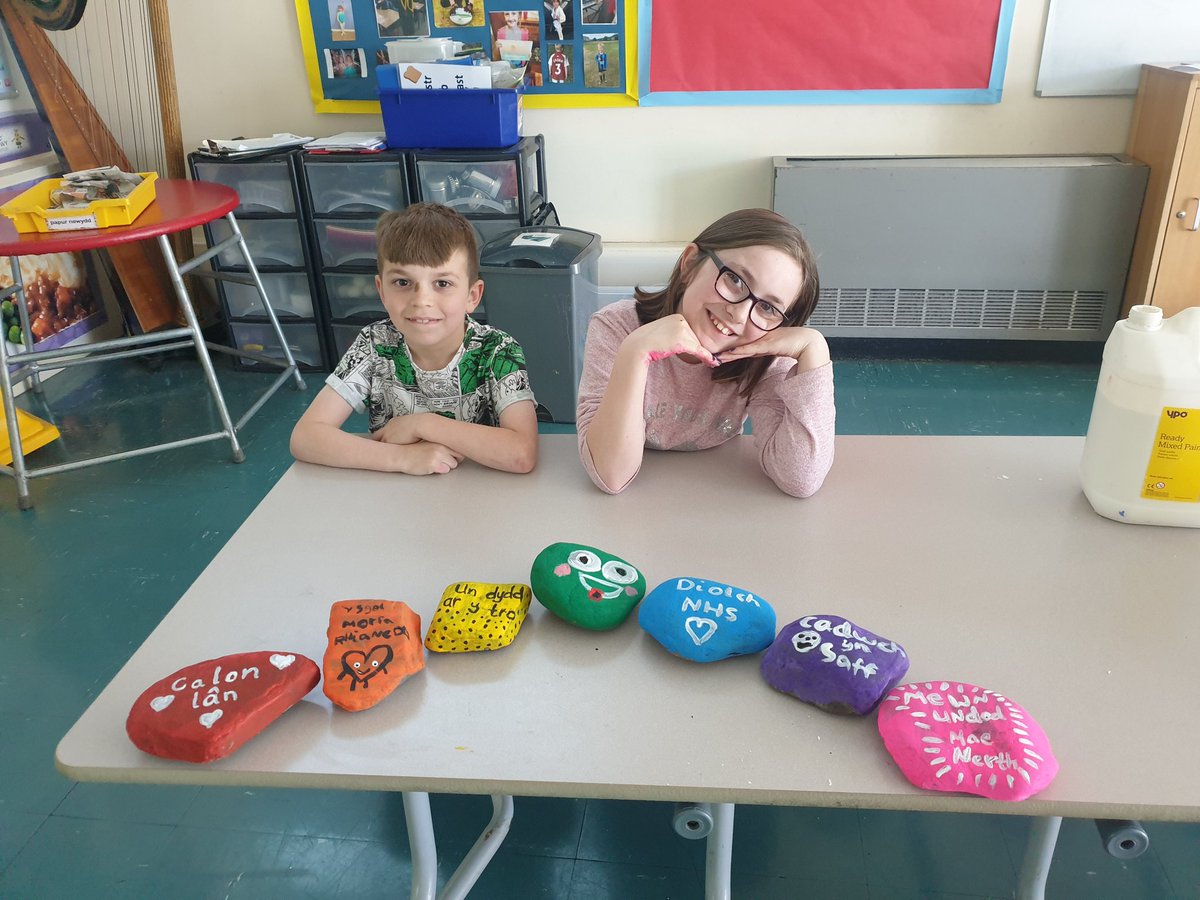 blwyddyn4a5's tweet photo. Peintio cerrig i'w rhoi yn ysbytu Enfys / Painting rocks to put outside ysbytu Enfys 🌈🎨 https://t.co/HOVLYYtaNj