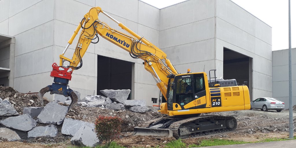 KomatsuEspana's tweet photo. Esta fabulosa #excavadora #Komatsu PC210-11E0 está equipada con enganche rápido #Lehnoff y hoja #dozer.
Una combinación capaz de hacer prácticamente cualquier trabajo.
#PC210 @lehnhoff24 #excavator #machinery https://t.co/6779tGjTuc