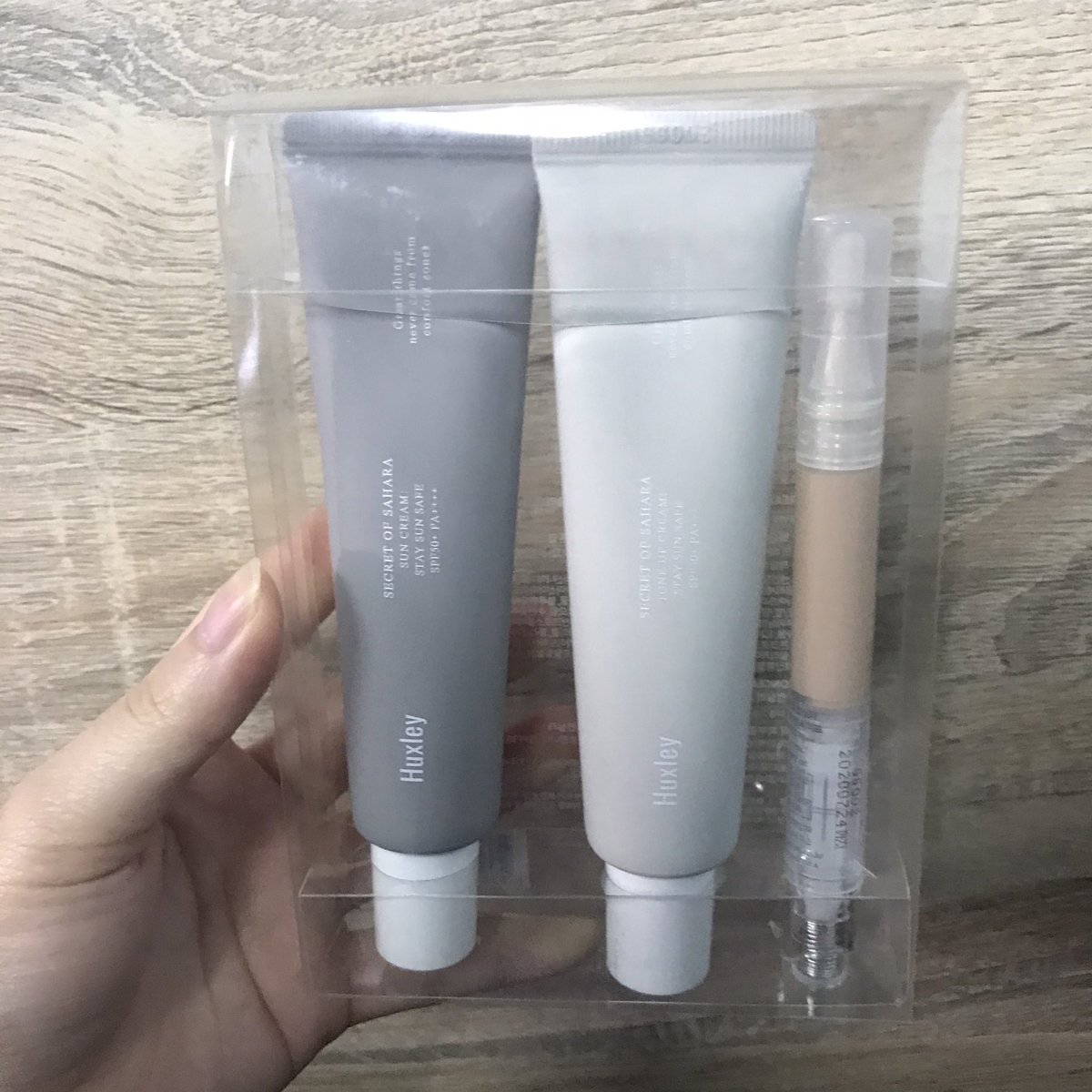 honeypshop's tweet photo. ขอรีวิวบ้างง อยากจะบอกว่า #Huxley เซตนี้คือดีมากกกก คือเป็นกันแดดทั้ง3ตัวเลย จะปังทุกตัวไม่ได้!! ส่วนตัวชอบ Tone up ที่สุด มันฉ่ำวาวๆ วิบวับเลิศ ครีมกันแดดก็เกลี่ยง่าย ซึมไว คอนซิลแนะให้ลงนิดๆค่อยๆเติม และกลิ่นหอมมากกก 9/10 https://t.co/DWeFHwqS3c