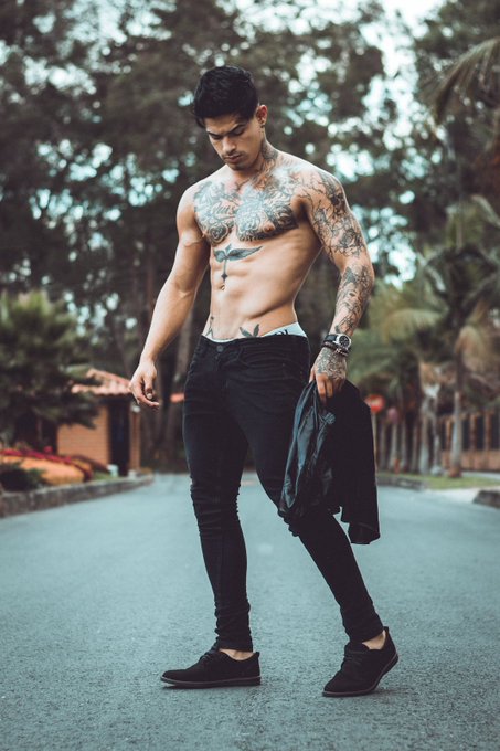 Mmmm cant get over a sexy man with tattoos! #mondaythoughts #MondayMotivation #MondayMorning #Monday