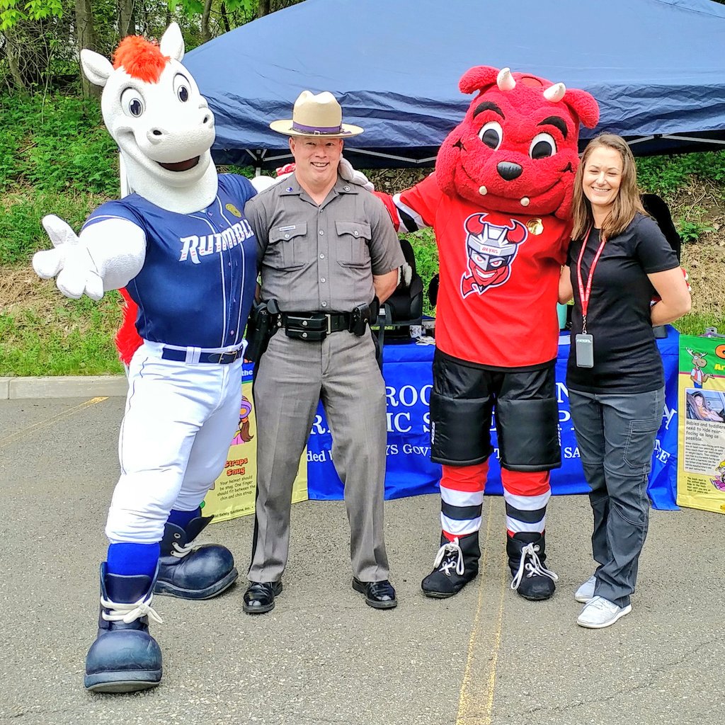 I get it, I get it!

He might not be two delicious chocolate cakes with a layer of vanilla creme layer in the middle......but he is a great friend of mine!

Wishing Devil "DAWG" a very happy National Devil Dog Day!