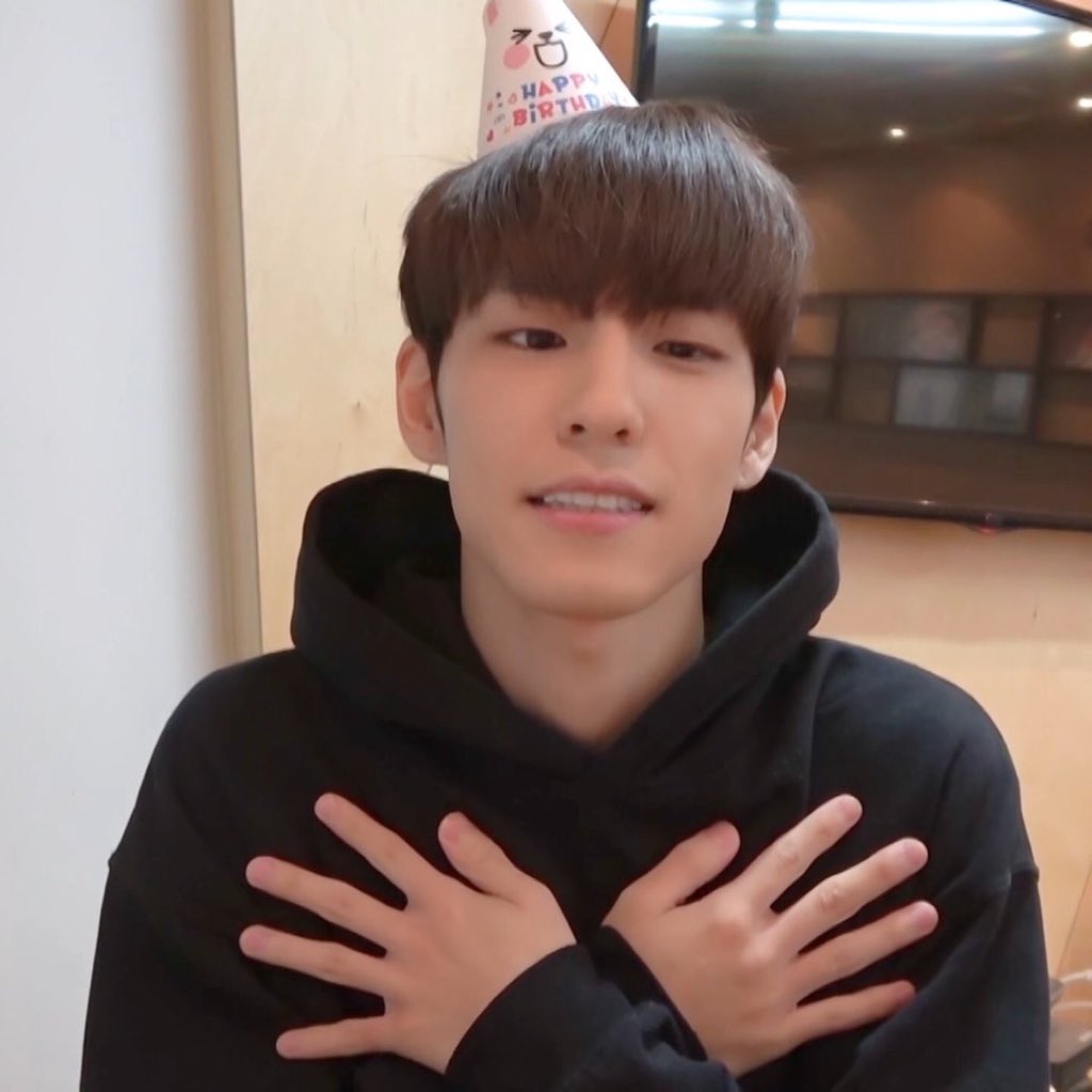 ↳ °˖✧ day 118 ✧˖°album preorder details came out today and i realized how broke i am lmaooo,, i’m probably gonna get both versions but i’m still waiting to see if mwave will announce anything ;-; ANYWAYS IT’S WONPIL DAY TODAY HEHE HAPPY BIRTHDAY TO THE SUN!! ♡