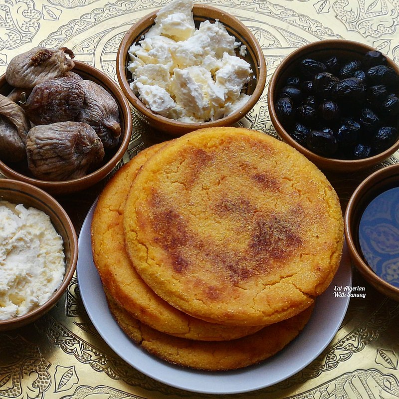 HARCHA / RAGDA / TIMAHRACHT/ HARCHAYAUne galette à base de semoule, de beurre et de lait ou d'eau. Ce pain a été introduit au Maroc sous le nom de « El Khobz El Harcha » par des migrants boulangers Algériens exilés lors de la conquête française de l'Algérie.