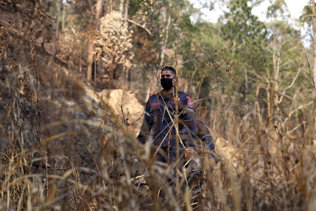 Vaya mi sentido homenaje y respeto por estos valientes soldados del fuego "nada nos detiene en la batalla diaria por la vida", enfatizó el Ministro
.
#27Abr 
#PatriaProtegida