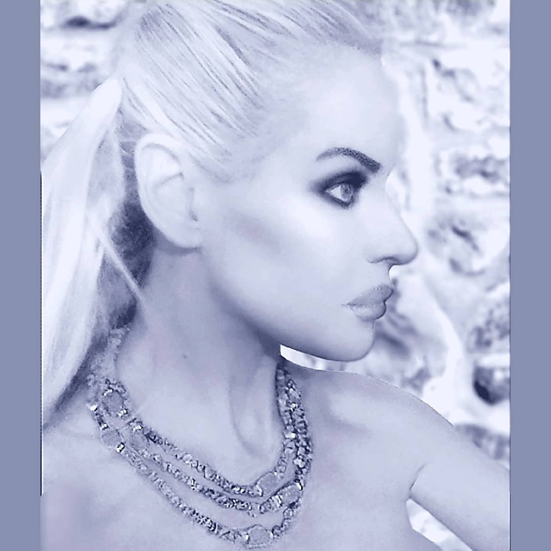 theshannanleigh's tweet photo. Remembering 3 months ago, before quarantine. (...And before 2 inches of dark root growth.) 🤪 #FirstWorldProblems #notreallyaproblem #quarantinelife #brunetteturnedblonde #blondeproblems #blondemaintenance #darkroots https://t.co/aRWvZ5ExBb